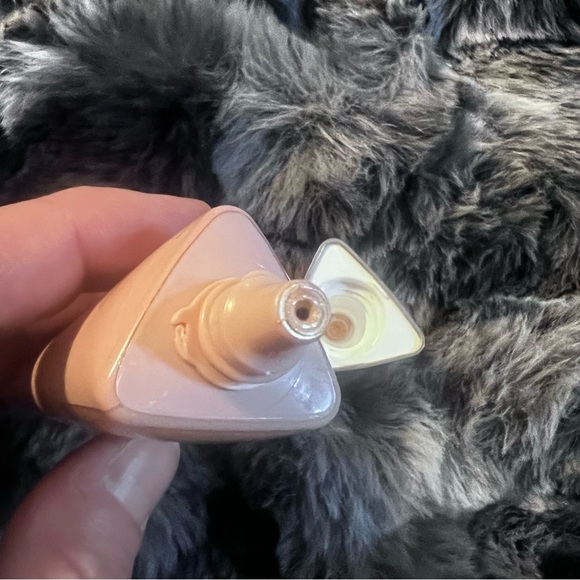 ⭐️LYS⭐️Aim High, Multi-use Liquid Highlighter in shade Brave⭐️ - Picture 3 of 9